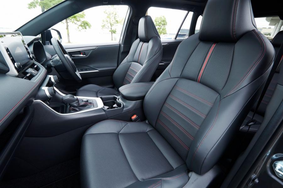 Интерьер Toyota RAV4 PHV 2020 года  (JP) (фото 9 из 19)